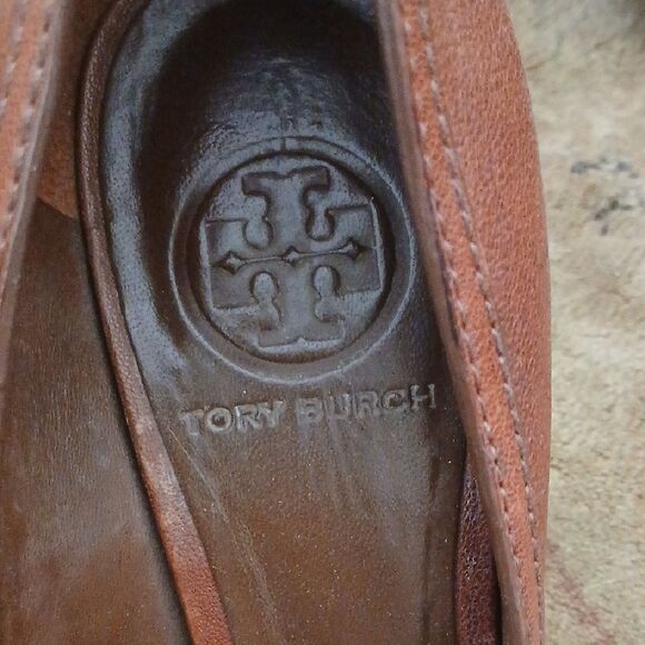 Tory Burch Brown Leather Heels with Iconic Medallion - Picture 2 of 6
